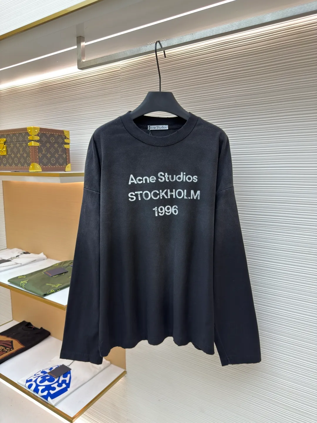 Acne Studios 1966 mud-dyed washed and distressed long sleeves ●Authentic product: purchased and developed by 2224 ●Item number: 1680630-A15 ●Fabric: super soft cotton fabric ●Technology: washed and distressed ●Version: loose fit ●Weight: about 425 grams ●Size: S-M-L-XL ●Description: Made of ultra-soft pure cotton fabric, garment-dyed, washed and distressed, the chest part has a dirty feel, and the lower part shows a gradient effect. The neckline is slightly frayed to better fit the overall tone. The overall line is straight and delicate, the fabric is comfortable and soft, and the color is consistent without color difference. It can be matched with the same style to create a fashionable look and control various occasions. Customized accessories, complete with three standards, the same style for men and women!